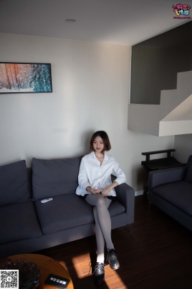  No.076 维维-沙发、可爱、灰丝与小皮鞋（皮鞋、灰丝、美足） [99P1V810M]