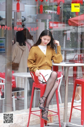 [IESS异思趣向] 2018.08.01 丝享家285：《独自等人的黑丝美女》七七 [90P41MB]