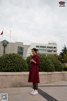  No.055 一袭红的神秘与热情,经典白色匡威高帮配黑丝 [143P1V-1.09GB]