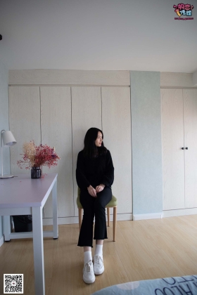  No.064 小雨-黑白配，温柔的心（板鞋、白色棉袜、美足） [159P1V1.08G]