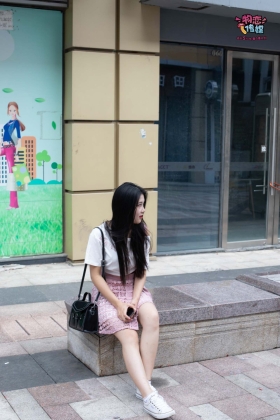  No.051 俏皮露肩T恤搭配粉色小短裙,白色板鞋配白色斑点袜 [148P`V-1.10GB]