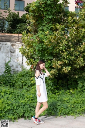  No.049 露肩连衣裙搭配撞色老爹鞋，搭配粉色短棉袜 [126P1V-1.07GB]