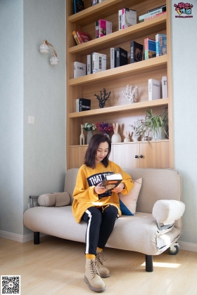  No.083 思薇-暖黄色棉袜与马丁靴（马丁靴、黄色棉袜、美足） [142P1V910M]