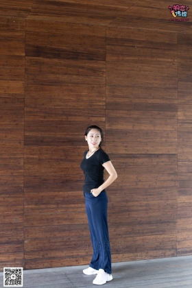  No.053 些许肉感，很多性感~粉色小跑鞋配黑色船袜 [124P1V-938MB]