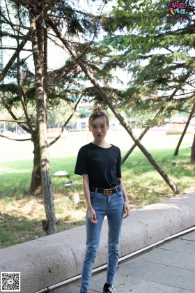  No.047 丸子头的大眼妹,黑体恤搭配经典牛仔裤 [105P1V-896MB]